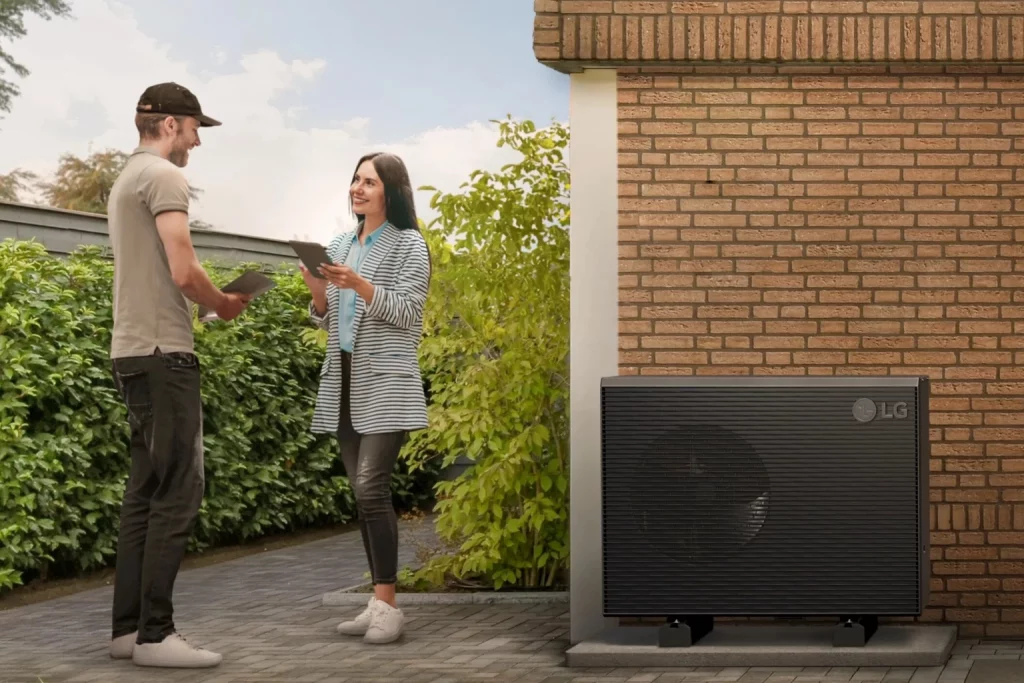 Heatonic Energieberater im Gespräch mit Kunden – ehrliche Beratung und Planung für Solaranlage und Wärmepumpe