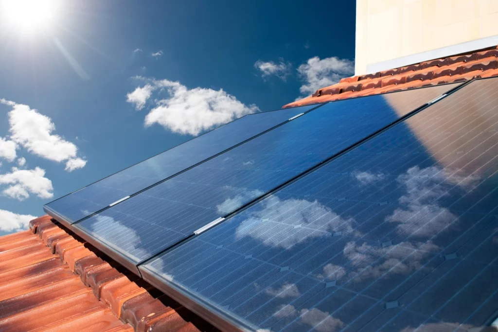 Heatonic Energieberater im Gespräch mit Kunden – ehrliche Beratung und Planung für Solaranlage und Wärmepumpe